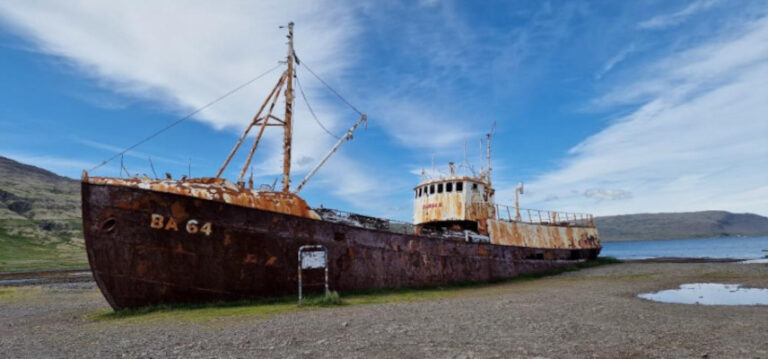 Garðar BA í botni Patreksfjarðar